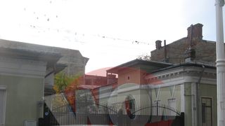 In aceasta curte de pe o strada din apropierea Halei Traian locuieste familia Patriarhului