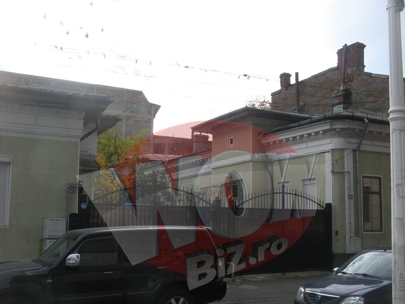 In aceasta curte de pe o strada din apropierea Halei Traian locuieste familia Patriarhului