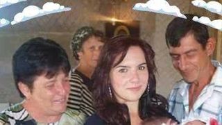 Ioana, cu băieţelul de câteva luni, şi mama ei, Graţiela Condea