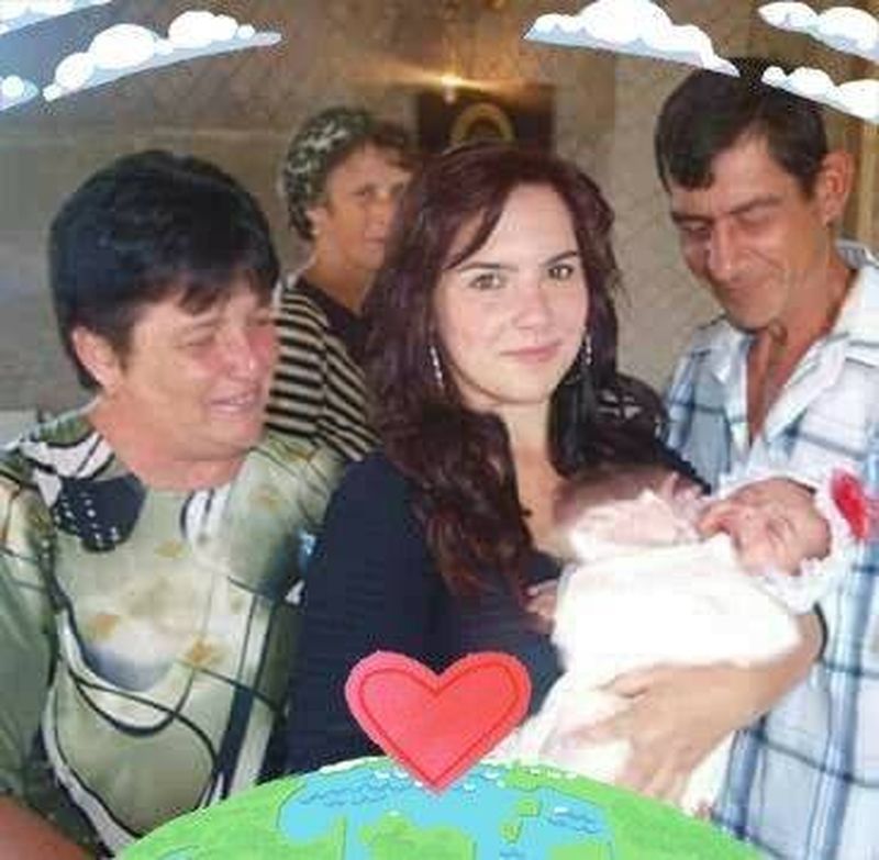 Ioana, cu băieţelul de câteva luni, şi mama ei, Graţiela Condea