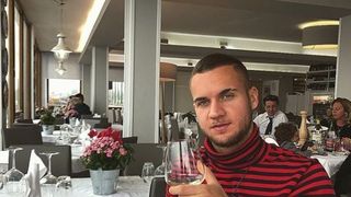 Un fotbalist al naţionalei a dat 1.200 de euro pe o friptură pudrată cu aur! George Puşcaş a fost criticat: &bdquo;Adevărate modele de evitat"  VIDEO