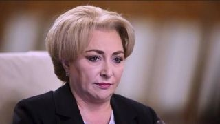 Detaliu bizar la coroana trimisă de Viorica Dăncilă la moartea bulibaşei Rudi din Gilău! Ce a scris Premierul României pe coroană?
