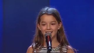 O fetiţă româncă de 11 ani a fost trimisă direct în finala ”Suedezii au talent”! Prestaţia ei a ridicat sala în picioare