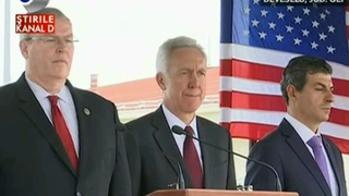 Inaugurare cu peripetii a scutului antiracheta de la Deveselu! Americanii au confundat Bucurestiul cu Budapesta, iar steagurile le-au dat batai de cap organizatorilor!