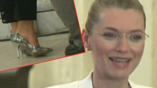 Alina Gorghiu s-a urcat pe tocuri si a venit la Parlament, la zece zile dupa ce a nascut