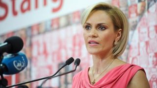Fiul vitreg al Gabrielei Firea isi roaga prietenii sa nu voteze cu mama lui vitrega