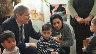 Mesajul lui Dacian Ciolos cu ocazia Zilei Copilului: "Avem datoria sa le oferim un prezent mai bun"
