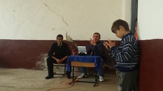 Cum arata o sectie de votare din Timis: "Chiar avem internet de mare viteza. A ajuns pana si in sate in care nu a ajuns inca varul". Urnele sunt puse pe lazi de bere