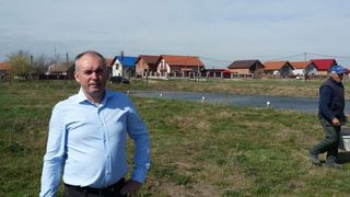 Un exemplu pentru toti edilii. Raimond Ovidiu Rusu este primarul unei comune care lucreaza fara salariu, premiaza copiii lascoalam finanteaza activitati culturale si sportive