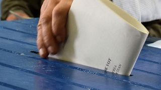 La Iasi au fost mai multe voturi decat alegatori. Cetatenii din doua sectii au primit doua buletine de vot