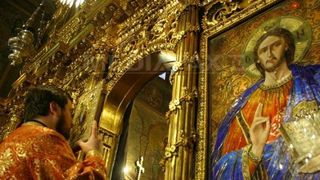 Invinsi la alegerile pentru primarie, doi preoti din Suceava care au trecut la politica si-au dezvaluit averea: salarii de 1600 de lei, case si masini!