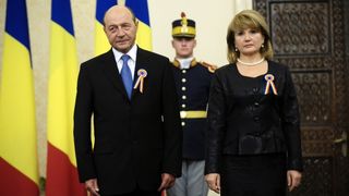 Traian Basescu si sotia sa au primit cetatenia moldoveneasca!
