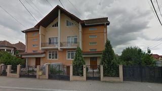 Augustin Lazar detine partea dreapta a acestei vile din Alba Iulia