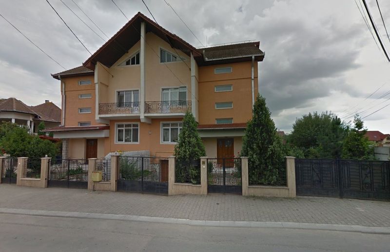 Augustin Lazar detine partea dreapta a acestei vile din Alba Iulia