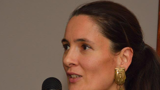 Clotilde Armand nu e fitoasa deloc! Isi cumpara cercei de la targurile de vechituri!