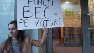 Cateva sute de persoane s-au adunat in Piata Universitatii din Capitala pentru a cere renumararea voturilor de la Sectorul 1. Clotilde Armand, printre protestari: "Incercam sa lucram pentru viitor"