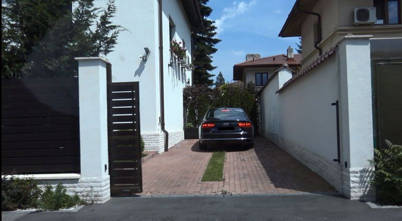 Sorin Oprescu a intrat cu masina in curte