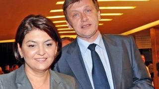 Fata lui Crin Antonescu a ajuns in declaratia de avere a Adinei Valean, sotia politicianului! Irina are 15 ani si incaseaza o pensie de urmas, pentru mama sa, de 4200 de lei pe an!