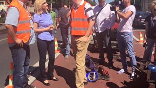 Imaginea care i-a enervat pe fanii Gabrielei Firea! Uite unde tine mana un sef de santier in timp ce vorbeste cu noul primar al Bucurestiului: "Nu se face asa ceva in fata unei doamne!"