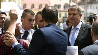 Incident la Sibiu, azi dimineata, in timpul vizitei lui Iohannis! Barbatul care l-a stropit cu cerneala pe Emil Constantinescu, l-a atacat pe presedinte