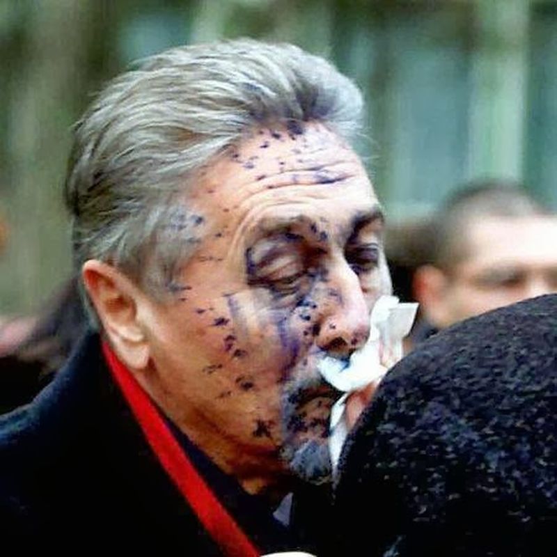 Emil Constantinescu a fost stropit cu cerneala de barbat