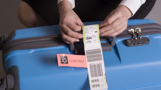 Nesimtire sau tupeu fara margini? Patru senatori au cerut decontarea a 50 de euro, taxa pentru depasirea greutatii bagajelor