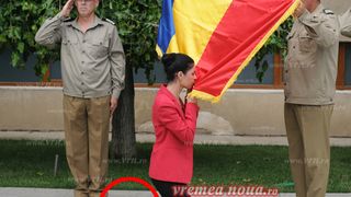 Incident stanjenitor la ceremonia dedicata Zilei Drapelului de la Vaslui. Deputatul Ana Birchall s-a asezat in genunchi in fata steagului, dar i-au sarit pantofii din picioare!