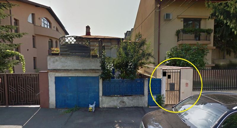 Aceasta este intrarea inspre proprietatea lui Ciolos, insa casa este undeva mai in spate
