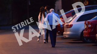 Andrei Hrebenciuc si sotia sa se saruta, iar Viorel Hrebenciuc merge in spatele lor