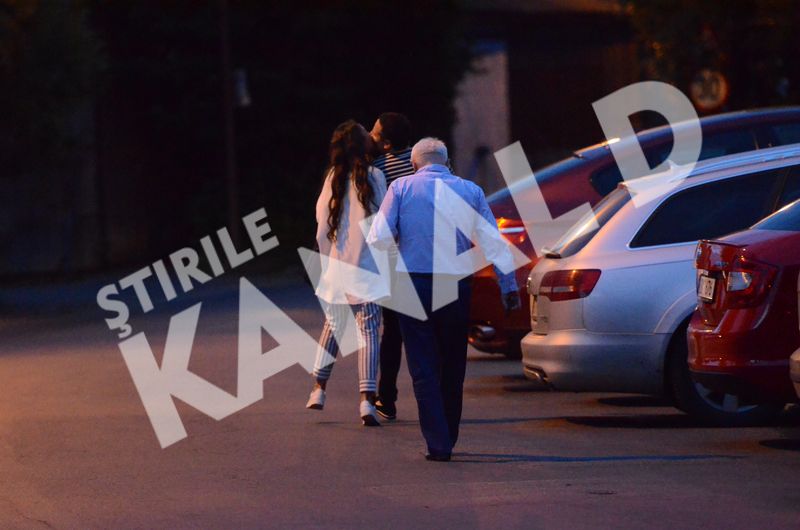 Andrei Hrebenciuc si sotia sa se saruta, iar Viorel Hrebenciuc merge in spatele lor