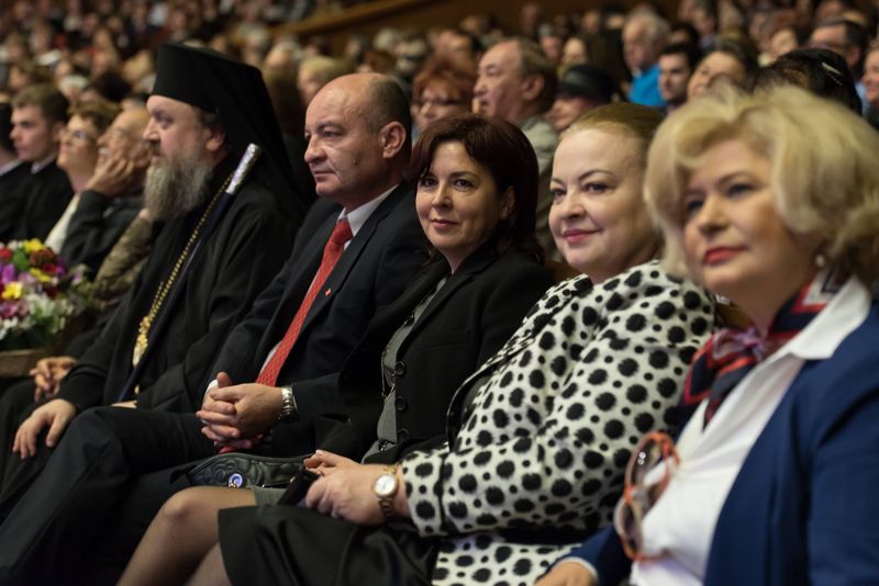 Primarul, alaturi de sotie si de sora, Rodica Nassar