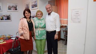 Gloria Toader, alaturi de sotul ei, la o actiune la un camin de batrani