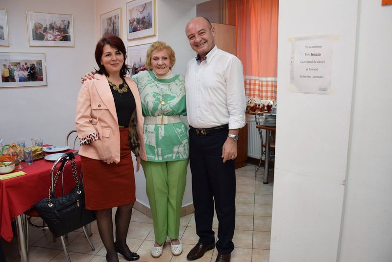 Gloria Toader, alaturi de sotul ei, la o actiune la un camin de batrani