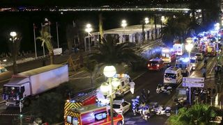 O filmare arata cum un motociclist a incercat sa OPREASCA tirul ucigas din Nisa. Peste 10 copilasi au murit in atentat