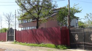 Aceasta este vila lui Gabriel Oprea din Fundulea! Nascut in oraselul din Calarasi, fostul ministru a renovat casa parinteasca si vine aici sa se relaxeze in weekend