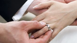 28 de organizatii cer CCR sa respinga initiativa de definire a casatoriei ca uniune femeie-barbat in Constitutie