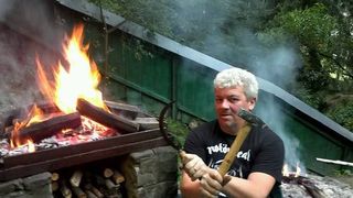 Consilierul a mai facut un gest controversat, facand semnul cu secera si ciocanul, simbol al comunismului