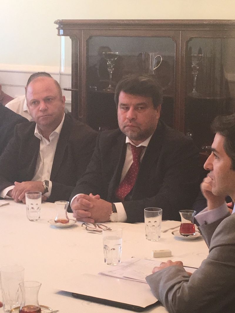 Presedintele Asociatiei Oamenilor de Afaceri Turci din Romania, dl. Nazmi Dugan (centru) si ambasadorul Turciei in Romania, dl. Osman Koray Ertas (dreapta)