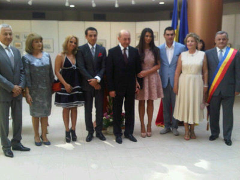 Fotografie de acum 4 ani, cand Elena Basescu s-a cununat civil cu Bogdan Ionescu