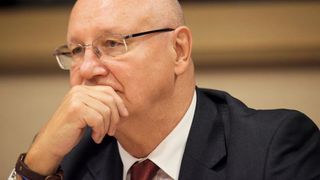 Un fost ministru al Apararii are venituri de 23.000 de euro pe luna! Europarlamentarul Mircea Pascu si-a imprumutat fiica fotomodel cu 100.000 de euro!