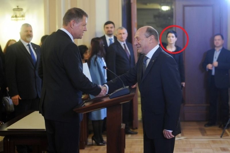 Delia Dinu (in medalion) a fost prezenta la ceremonia in care Traian Basescu i-a predat stafeta lui Klaus Iohannis