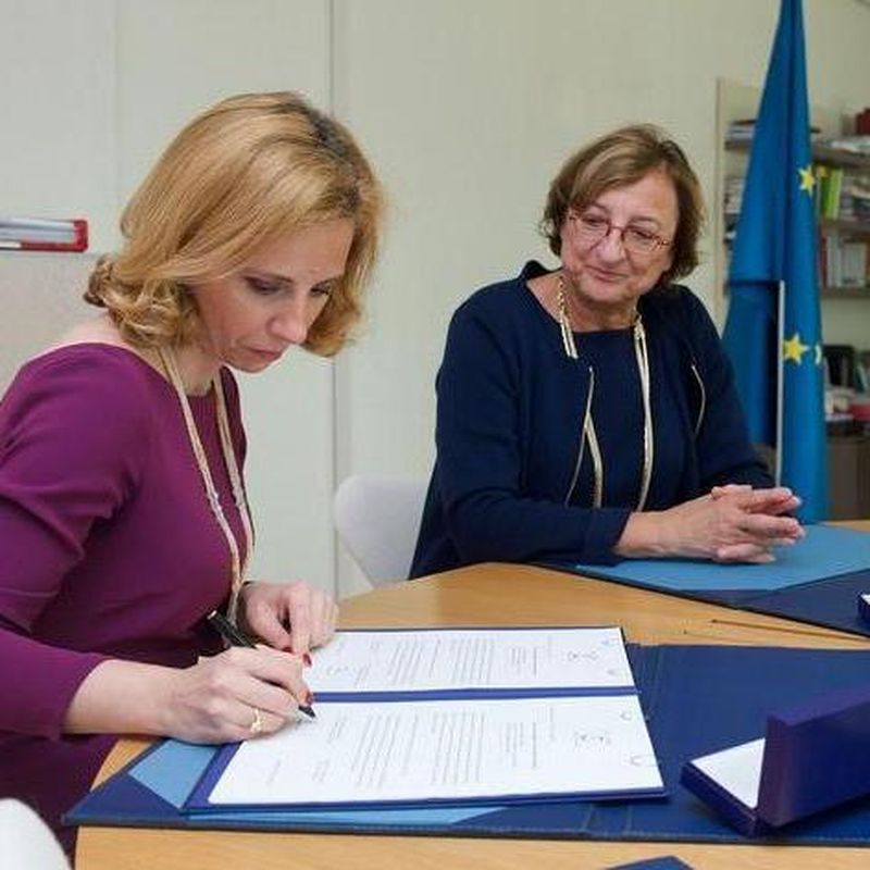 Catrinel Brumar (stanga) e sotia lui Bogdan Aurescu