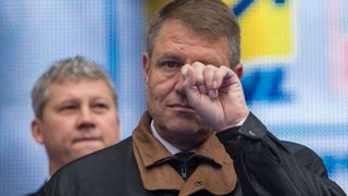 Un scriitor ii transmite presedintelui Klaus Iohannis ca NU are ce cauta la sarbatoarea patriotilor: "Ai indoliat Tricolorul!"