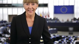 Monica Macovei a scapat de casa cu bulina rosie, in pericol sa cada la cutremur! Europarlamentarul a vandut imobilul cu 60.000 de euro si si-a cumparat un apartament de 113 metri patrati!