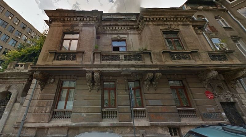 In aceasta casa cu bulina rosie, Monica Macovei detinea etajul 1 si mansarda