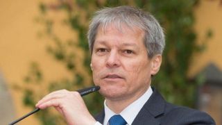 "Educatia e cea mai buna cale, nu urmariti titluri goale de conţinut". Sfatul lui Dacian Ciolos pentru elevi, la inceputul anului scolar