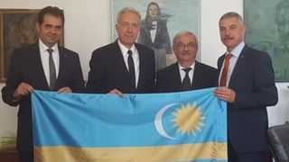 Hans Klemm, ambasadorul Statelor Unite la Bucuresti, s-a fotografiat alaturi de steagul secuiesc