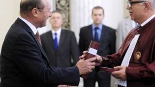 Fostul presedinte CCR, Augustin Zegrean a fost respins de PNL. "Sunt eu mai basist ca ei?" "M-am gandit ca inca sunt util pentru societatea romaneasca" a spus Zegrean