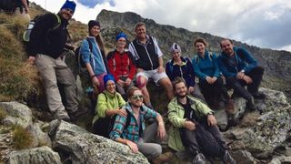 Klaus Iohannis s-a fotografiat alaturi de mai multi tineri pe Varful Negoiu din Muntii Fagaras