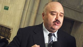 Dupa ce a iesit din inchisoare, senatorul Catalin Voicu s-a mutat din nou cu parintii in vila din Cotroceni! In acte, politicianul nu detine case, bijuterii si bani in conturi!